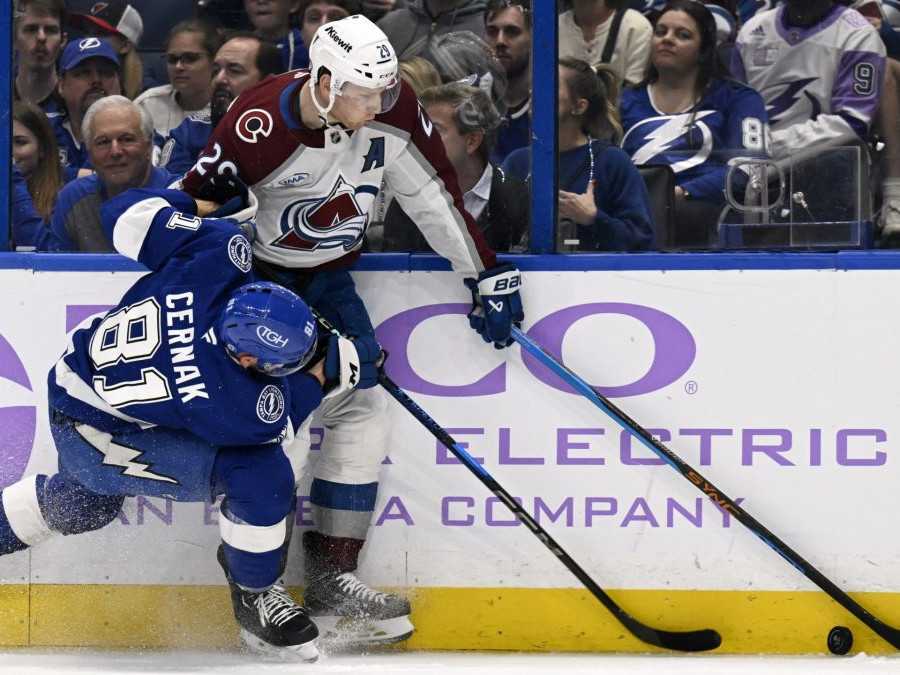 NHL: Černák sa zranil, zápas nedohral. Tatarovo New Jersey na Colorado nestačilo