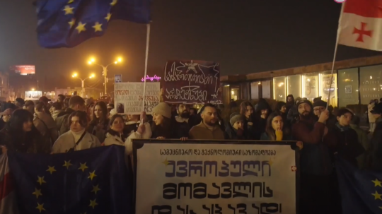 Na snímke protestujúci ľudia v Tbilisi.