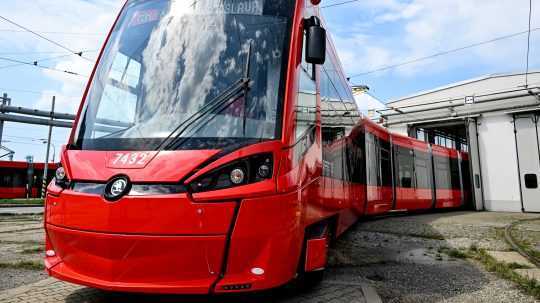 Na snímke exteriér novej električky počas jej predstavenia v rámci tlačovej konferencie Dopravného podniku Bratislava.