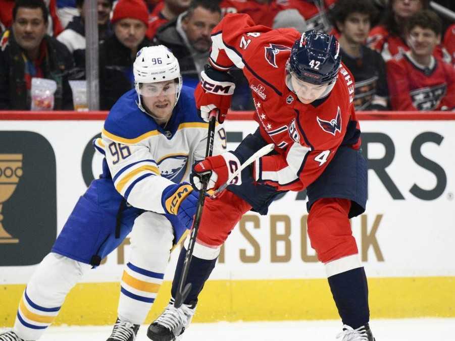 VIDEO: Fehérváry zložil súpera k ľadu, Slafkovského Montreal s ďalšou prehrou