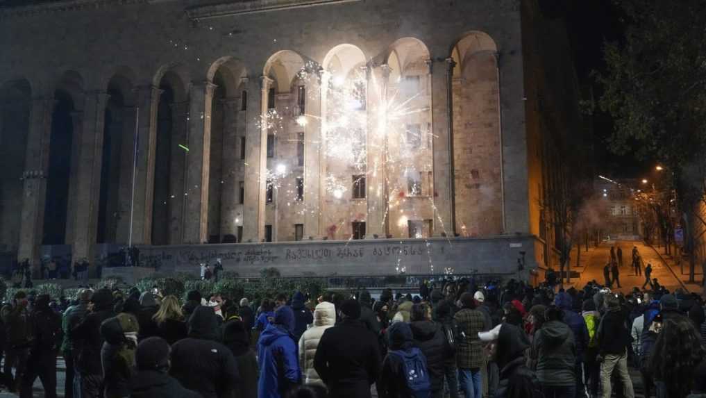 Gruzínsky parlament reaguje na protesty: Zákaz pyrotechniky a vysoké pokuty pre demonštrantov