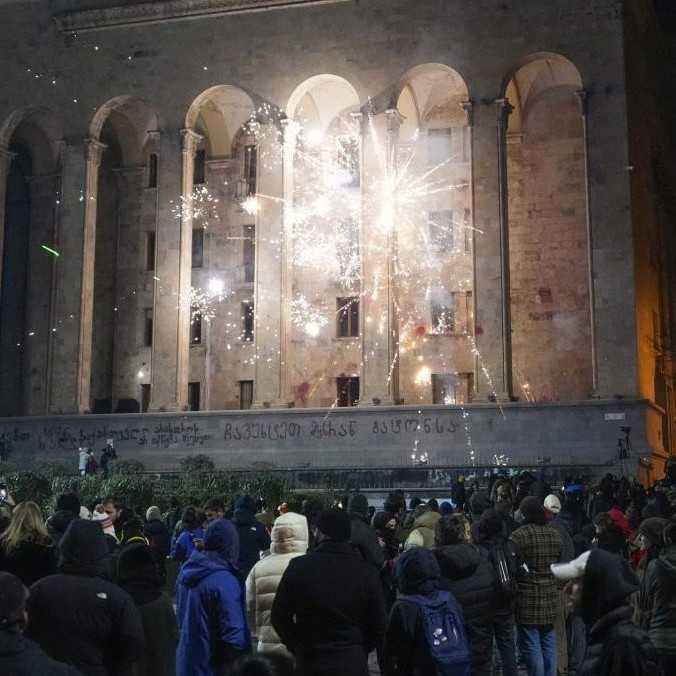 Gruzínsky parlament reaguje na protesty: Zákaz pyrotechniky a vysoké pokuty pre demonštrantov