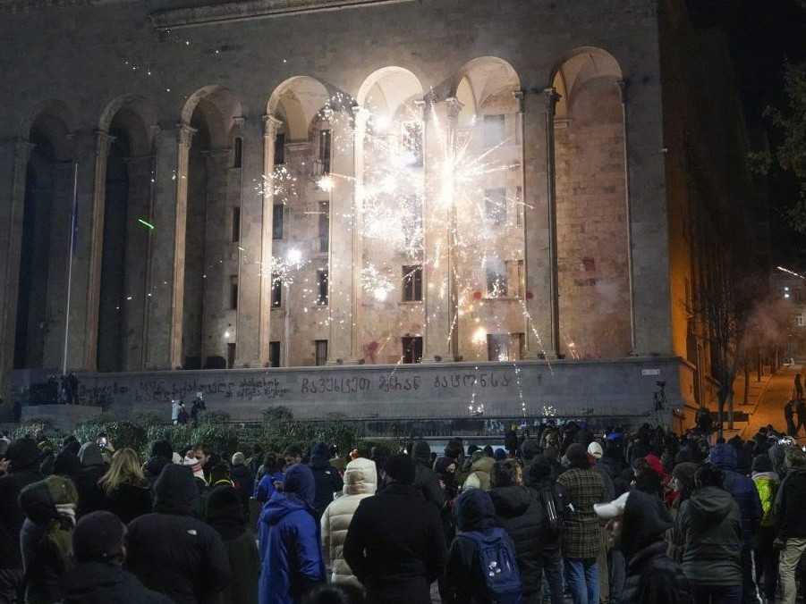 Gruzínsky parlament reaguje na protesty: Zákaz pyrotechniky a vysoké pokuty pre demonštrantov