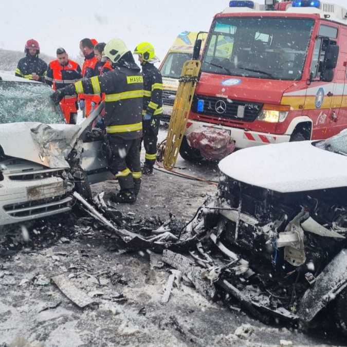 Výrazné dopravné obmedzenie: Jeden z výjazdov na diaľnicu D4 je pre nehodu uzavretý