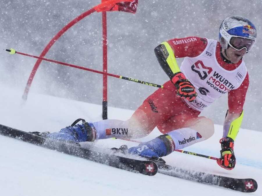 Odermatt prelomil smolu a vyhral obrovský slalom vo Val d’Isere. Rakúšan Feurstein s premiérovým pódiom