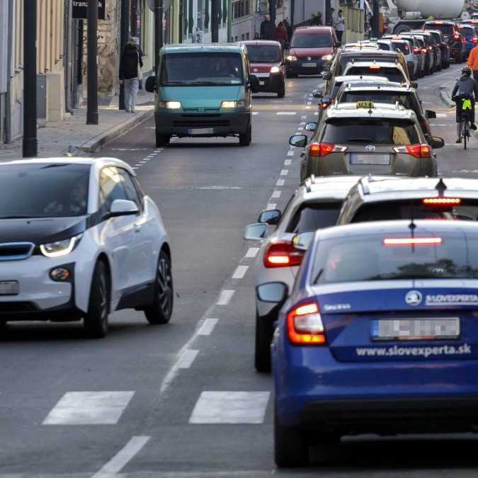 Majitelia áut si od nového roka priplatia za povinné zmluvné poistenie. Experti priblížili, o koľko zrejme porastie