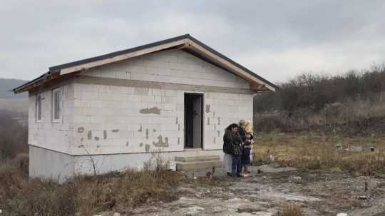 Pani Žigová s rodinou pred rozostavaným rodinným domom.