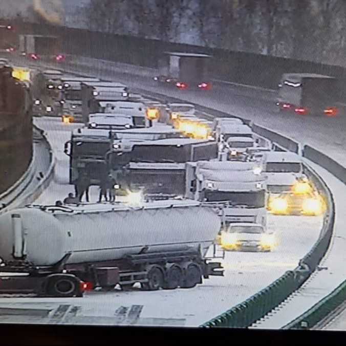 Skrížený kamión, nehody a kolóny: V Česku pre silné sneženie kolabuje doprava