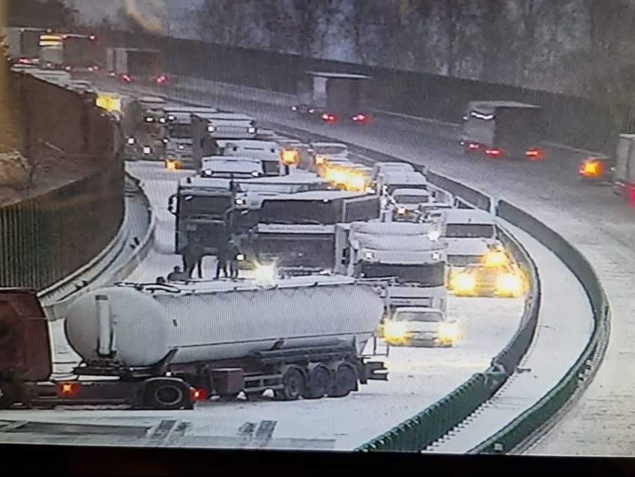 Skrížený kamión, nehody a kolóny: V Česku pre silné sneženie kolabuje doprava