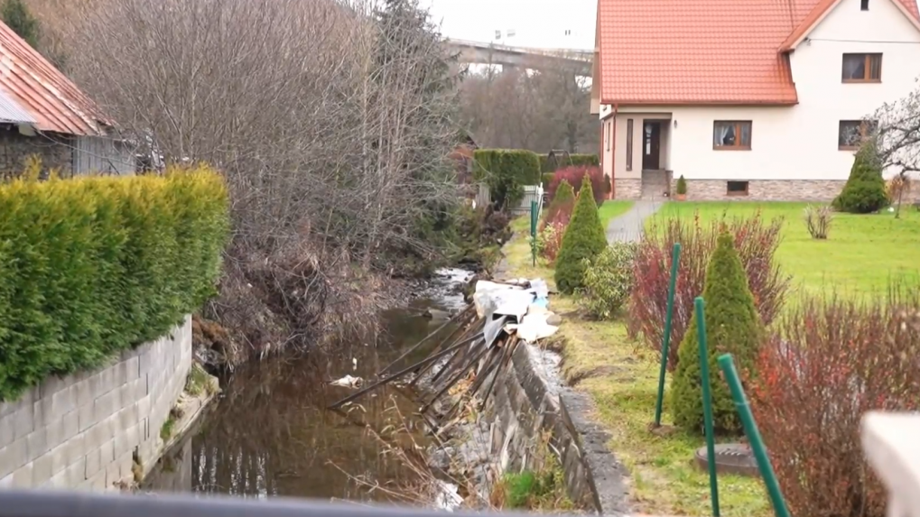 Obyvatelia obce na Kysuciach sa obávajú povodní. Regulácia potoka, ktorá má zabrániť jeho vylievaniu, je v nedohľadne