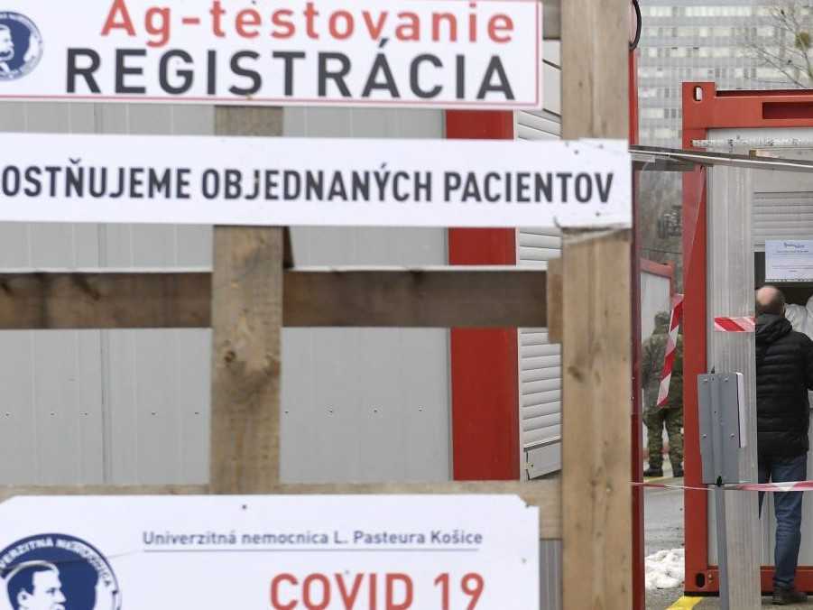 NKÚ odhalil nedostatky pri fungovaní mobilných odberových miest počas pandémie