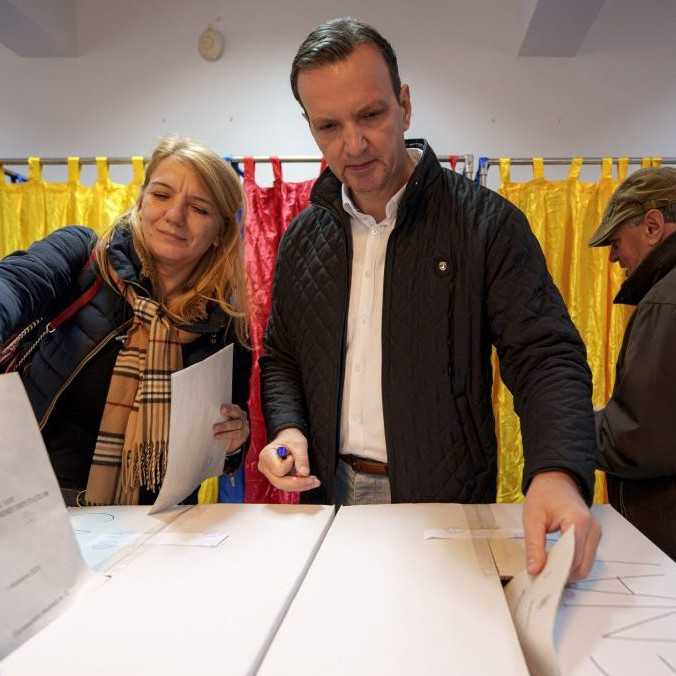 Rumuni rozhodujú o novej vláde. Prieskumy predpovedajú výrazný úspech krajnej pravice