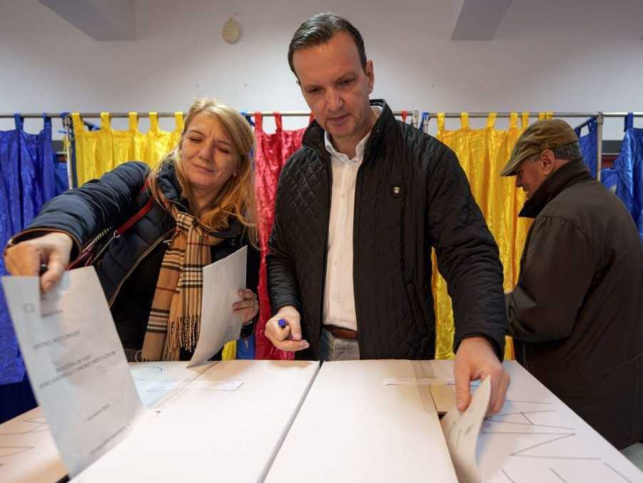 Rumuni rozhodujú o novej vláde. Prieskumy predpovedajú výrazný úspech krajnej pravice