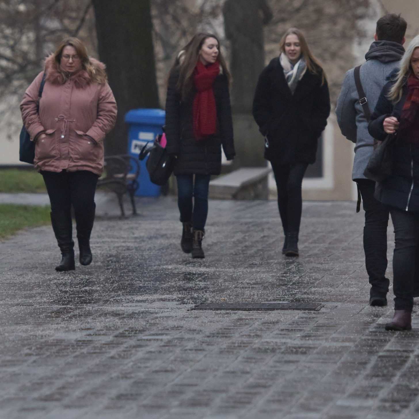 Buďte mimoriadne opatrní, upozorňuje polícia vodičov i chodcov. Riziko platí na celom Slovensku