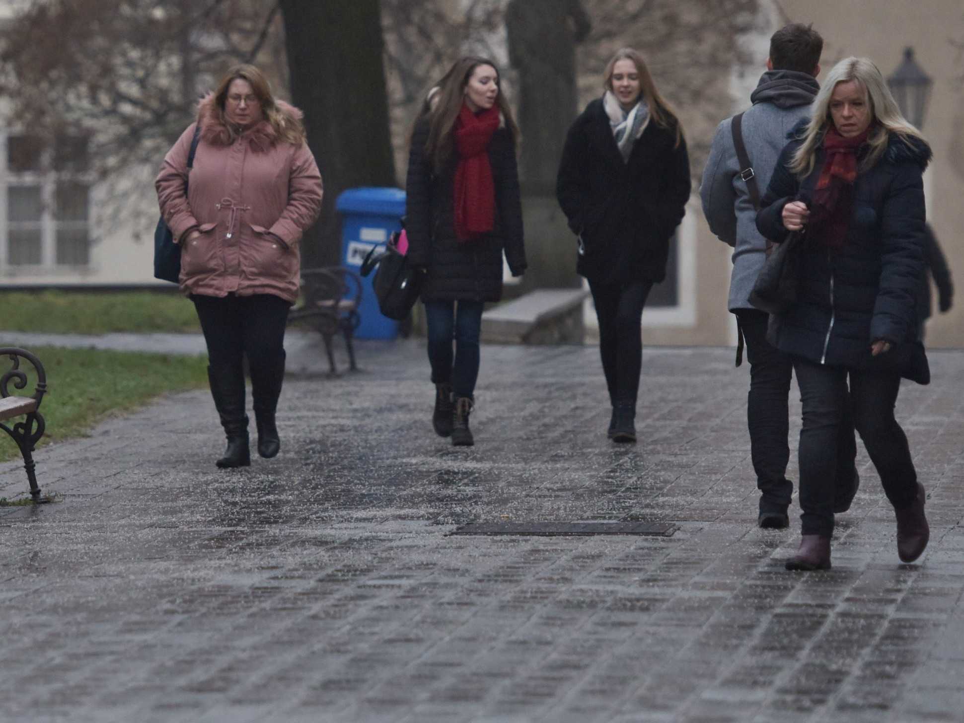 Buďte mimoriadne opatrní, upozorňuje polícia vodičov i chodcov. Riziko platí na celom Slovensku