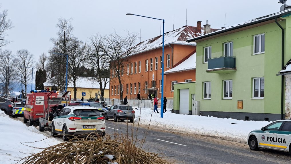 Na snÃƒÂ­mke zÃƒÂ¡chrannÃƒÂ© zloÃ…Â¾ky na mieste incidentu.