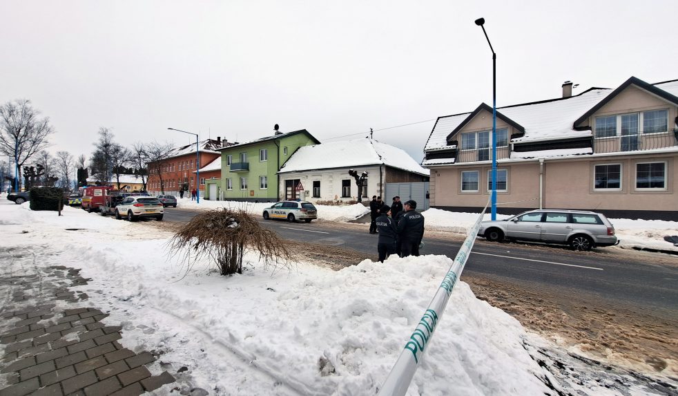 Na snÃƒÂ­mke policajti hliadkujÃƒÂº na ceste po ÃƒÂºtoku noÃ…Â¾om na gymnÃƒÂ¡ziu.