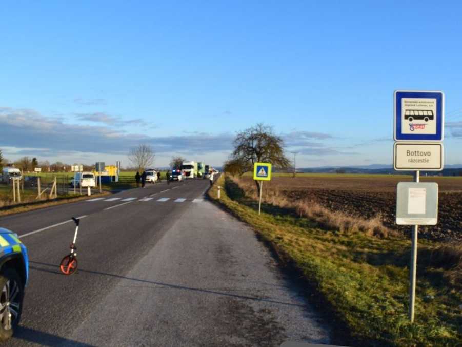 Auto pri obci Bottovo zachytilo na priechode pre chodcov dievča (13), ktoré utrpelo ťažké zranenia