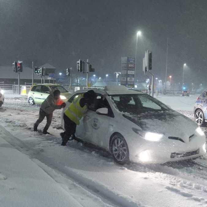 Západ Európy zasiahlo výdatné sneženie: S výpadkami elektriny a kolapsom dopravy zápasí Británia