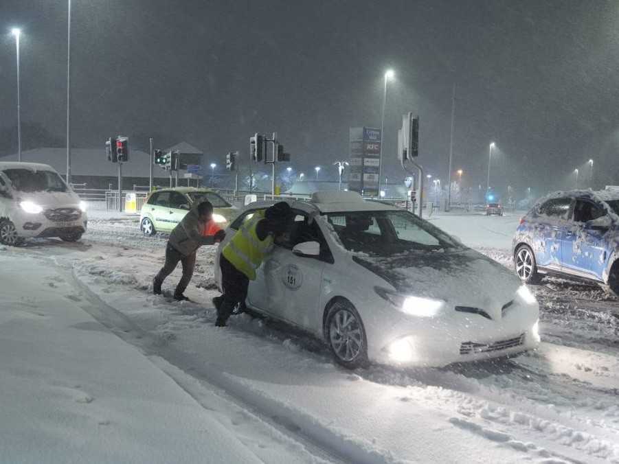 Západ Európy zasiahlo výdatné sneženie: S výpadkami elektriny a kolapsom dopravy zápasí Británia