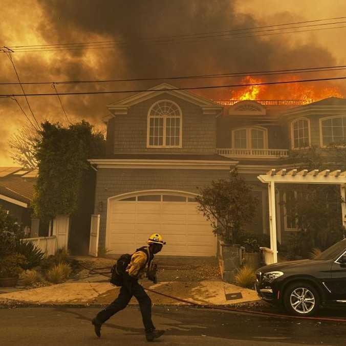 FOTO: Plamene už zničili mnoho budov v Los Angeles. Úrady nariadili evakuáciu tisícok obyvateľov pred požiarom