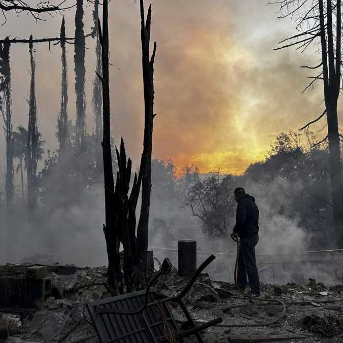 Počet obetí lesných požiarov v okolí Los Angeles rastie. Vietor, ktorý situáciu zhoršuje, má výnimočnú silu