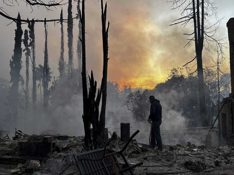 Počet obetí lesných požiarov v okolí Los Angeles rastie. Vietor, ktorý situáciu zhoršuje, má výnimočnú silu