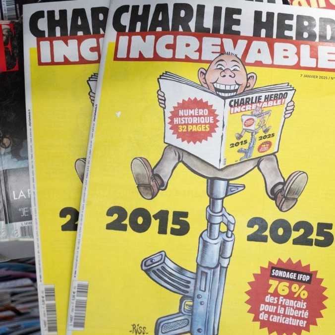 Satirický časopis Charlie Hebdo pred 10 rokmi napadli teroristi. Redakcia si smutné výročie pripomenula karikatúrami