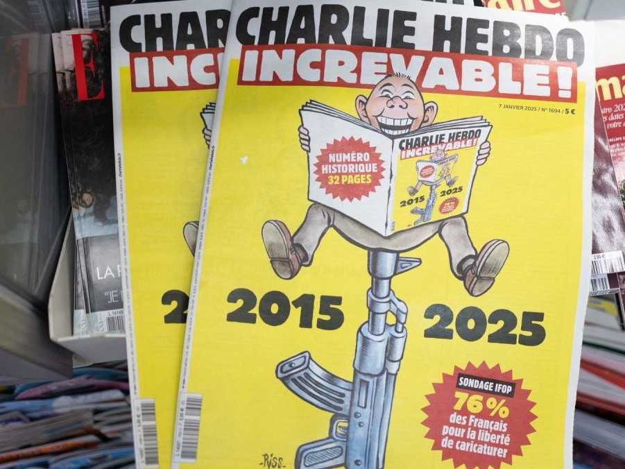 Satirický časopis Charlie Hebdo pred 10 rokmi napadli teroristi. Redakcia si smutné výročie pripomenula karikatúrami