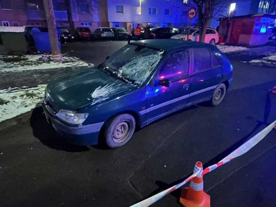 Chodec prechádzal cez cestu mimo priechodu pre chodcov. Zrážka s autom sa mu stala osudnou