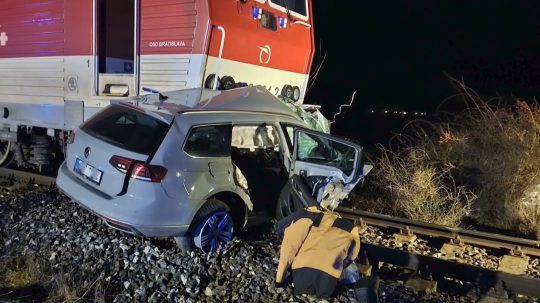Pri zrážke vlaku a osobného auta prišli o život dvaja ľudia. Nehoda sa stala včera večer pri Šuranoch.