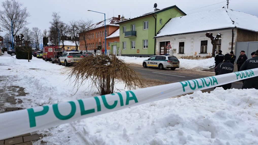 Na snÃƒÂ­mke policajti hliadkujÃƒÂº na ceste po ÃƒÂºtoku noÃ…Â¾om na gymnÃƒÂ¡ziu v SpiÃ…Â¡skej Starej Vsi.