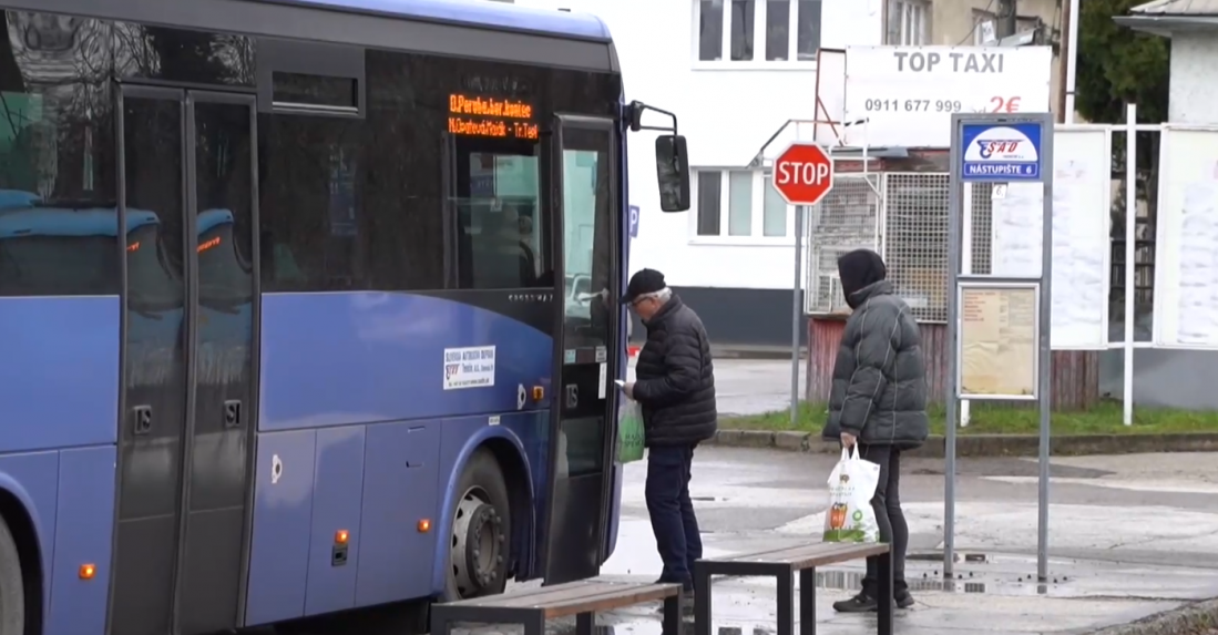 Cestujúci v Trenčianskom kraji si priplatia za prímestské autobusy. Na veľký skok cien sa ľudia už sťažujú