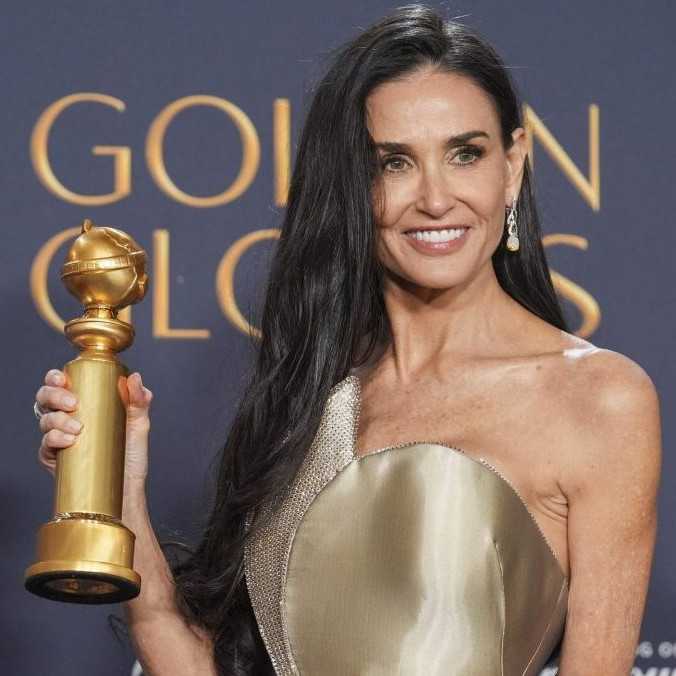 Spoznali sme víťazov 82. ročníka udeľovania Zlatých glóbusov. Ocenenia sa prvýkrát dočkala aj herečka Demi Moore