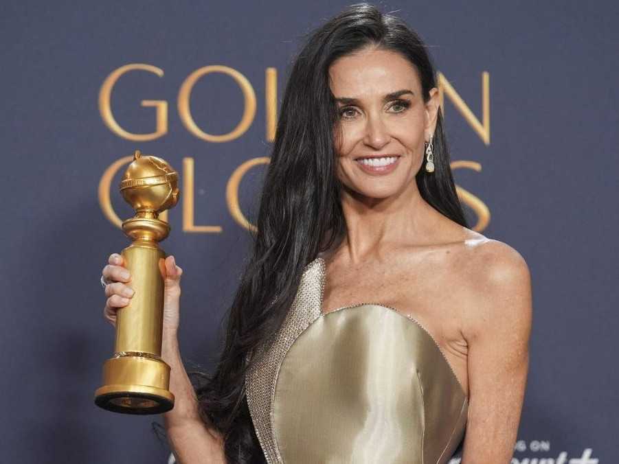 Spoznali sme víťazov 82. ročníka udeľovania Zlatých glóbusov. Ocenenia sa prvýkrát dočkala aj herečka Demi Moore