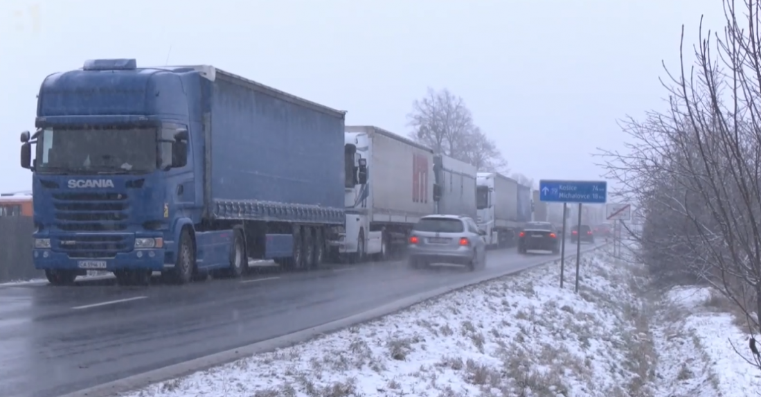 Poľskí autodopravcovia pozastavili blokádu hraníc s Ukrajinou. Kolóny na východe Slovenska pretrvávajú