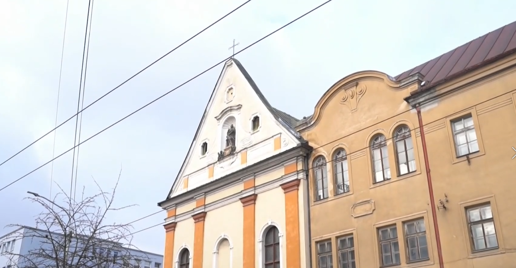 Kostol v Žiline prišiel o strechu, skúsení zlodeji ju rozkrádali dva mesiace