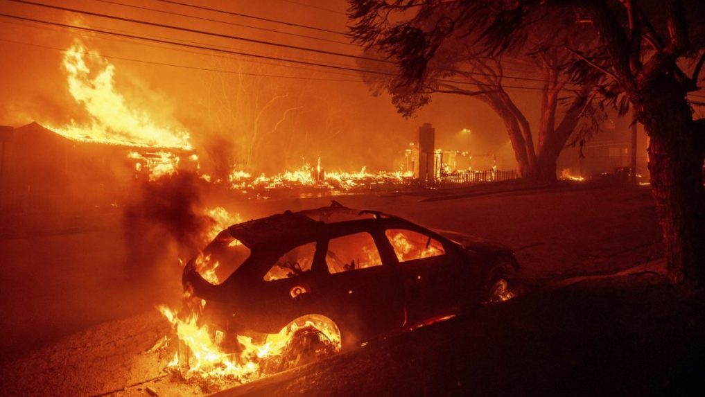 Ničivé požiare v Los Angeles stále nie sú pod kontrolou, vyžiadali si už najmenej 11 mŕtvych