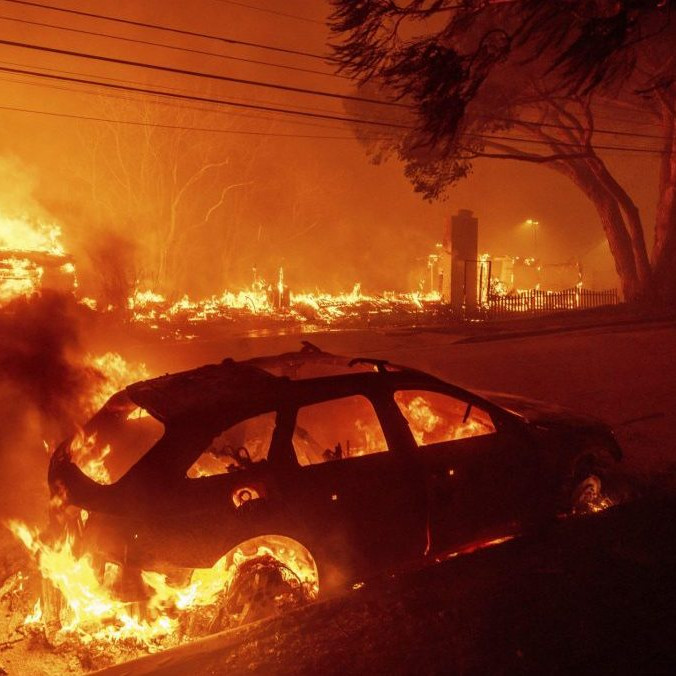 Ničivé požiare v Los Angeles stále nie sú pod kontrolou, vyžiadali si už najmenej 11 mŕtvych