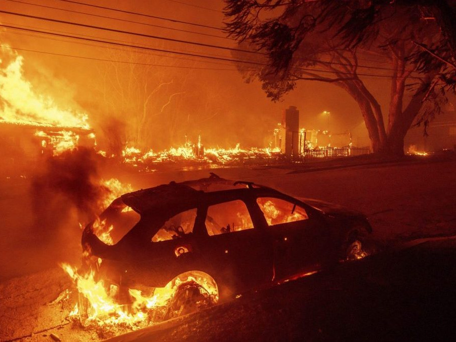 Ničivé požiare v Los Angeles stále nie sú pod kontrolou, vyžiadali si už najmenej 11 mŕtvych