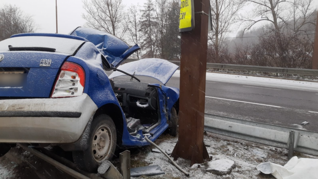 Tragickú dopravnú nehodu pri Žiline neprežila spolujazdkyňa (†47), vodičku previezli do nemocnice