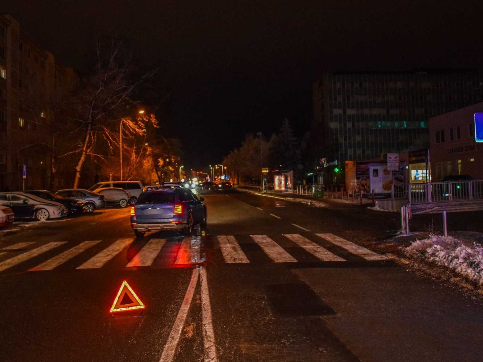 Auto vrazilo do chodkyne na priechode pre chodcov. Utrpela ťažké zranenia