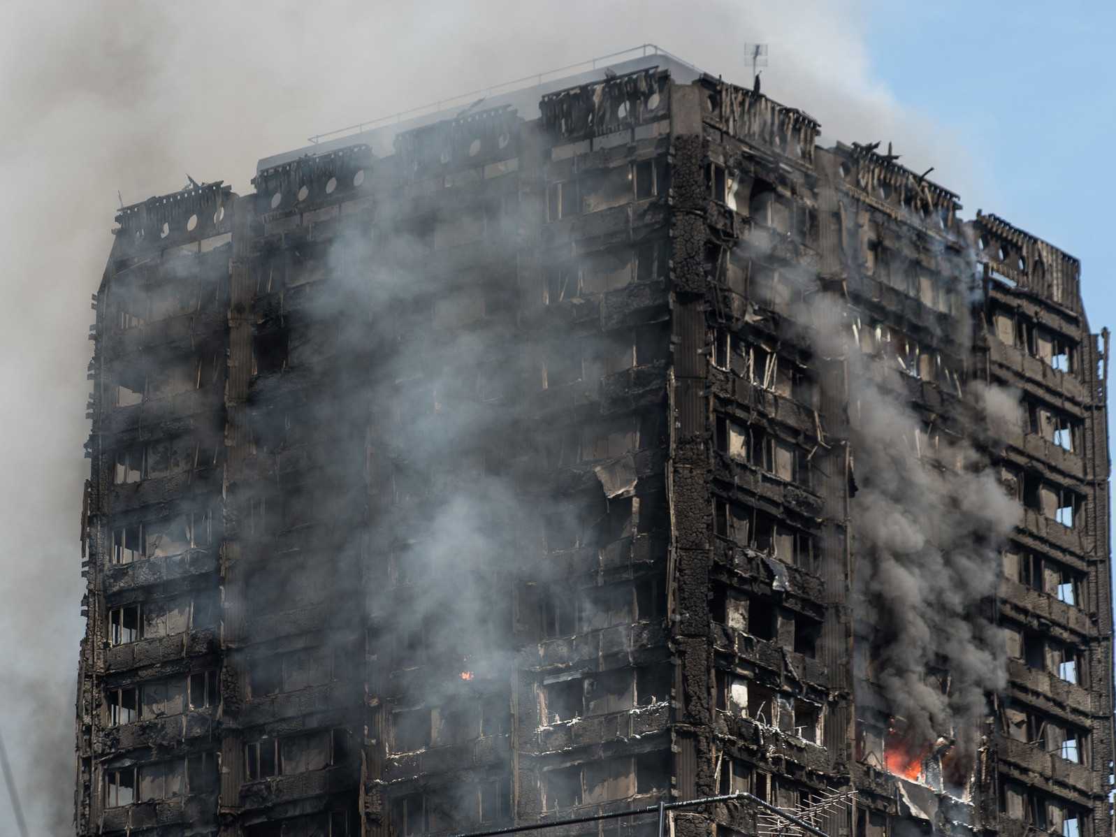 Hasiči, ktorí sa pri požiari Grenfell Tower nadýchali toxického dymu, trpia zdravotnými problémami. Mnohí majú rakovinu