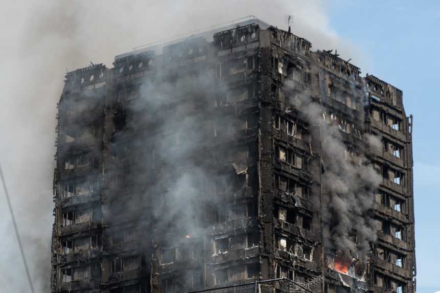 Hasiči, ktorí sa pri požiari Grenfell Tower nadýchali toxického dymu, trpia zdravotnými problémami. Mnohí majú rakovinu