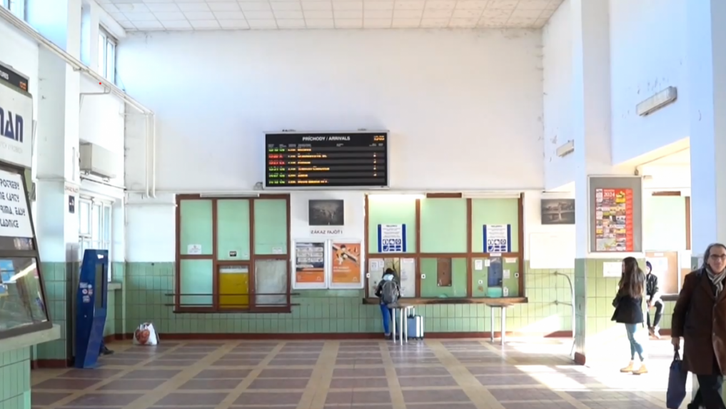 Staré okná, holubí trus a neraz aj zápach: Aj to je vizitka železničnej stanice v Trenčíne. Mohla by sa dočkať rekonštrukcie