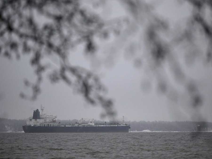 V mori severne od Nemecka pláva neovládateľný tanker s tisíckami ton ropy. Patrí zrejme ruskej tieňovej flotile