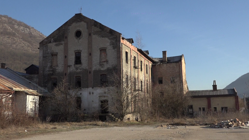Slovenskí železničiari chcú zbúrať historické budovy v Plešivci, obyvatelia spísali petíciu