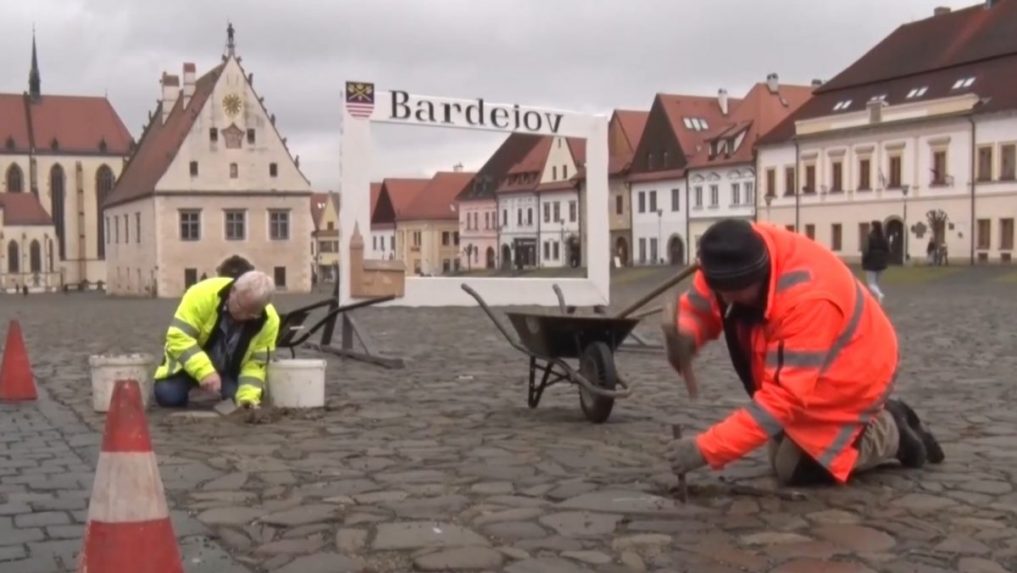 Historické námestia Prešova a Bardejova poškodzujú ťažké vozidlá. Mestá prišli s riešením