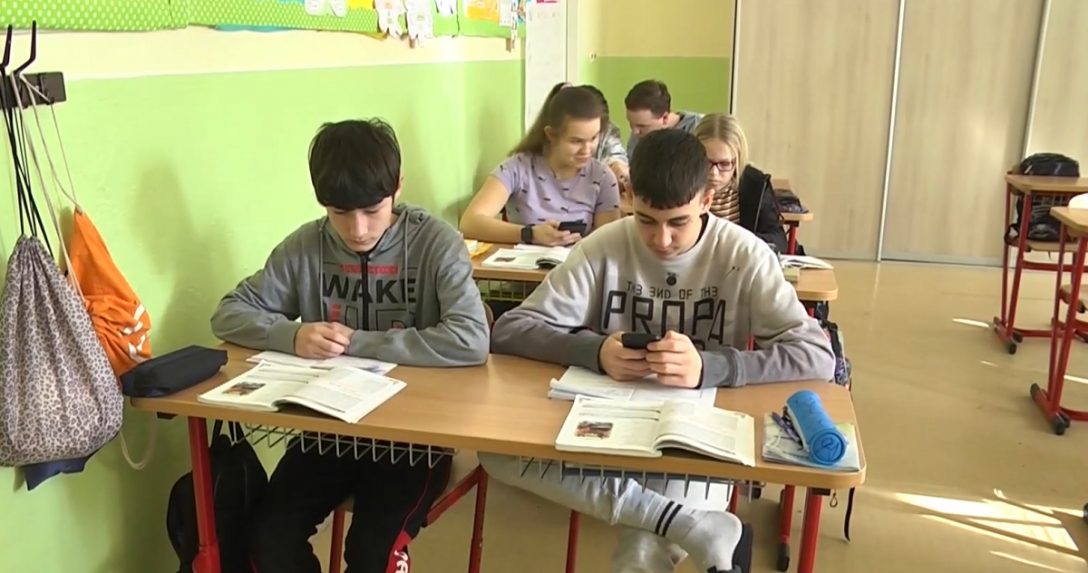 Ministerstvo školstva plánuje zaviesť celoplošný zákaz mobilov v školách, zriadilo odbornú skupinu