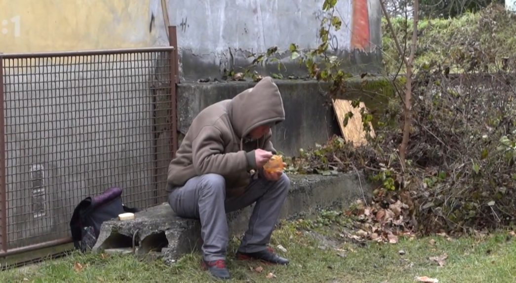 Bezdomovcom zlikvidovali obydlia, tak odišli do inej časti Bratislavy. Ak im mesto nepomôže, môžu migrovať donekonečna